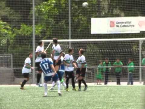 Tres punts d·or per continuar amb la lluita per no perdre la categoria. Tot i que finalment no millorem la posició a la taula si ens col.loquem un pas mes a prop de la salvació.El partit no ha tingut gaire de bon futbol, i el podem dividir en tres parts. La primera el Sants ha sortit molt intens i molt pressionant i fruit d·això ha arribat el primer gol. A partir d·aquí el Sants ha baixat una mica la pressió i el Torredembarra s·ha fet amb la possessió de la pilota però sense cap incidència al marcador. Així fins que arribat el deu de la segona part, en una bona contra el Sants ha fet el segon. Llavors el Torredembarra ha tingut que obrir línies i anar a per totes i el Sants aprofitava per fer perilloses contres que haguessin pogut sentenciar el partit, però el marcador ja no s·ha mogut.Hem de contar que baixaran segurament els cinc últims classificats, estem a dos llocs de la salvació i només a un punt, però hauríem de guanyar els dos partits que resten. A casa del Tecnofútbol, qui també esta implicat en el descens, i rebrem en l·ultima jornada al Morell que amb sort ja serà equip de segona catalana i no es jugarà res.La classificació actual: 11. Redis 36pts, 12. Torredembarra 35pts, 13. Tecnofútbol 33pts, 14. Cervera 33pts, 15. Torreforta 33pts, 16. Sants 32pts, 17. Valls 29pts, 18. Morell 29pts+ info: http://uesants.blogspot.com.es/2013/05/ue-sants-ud-torredembarra.html