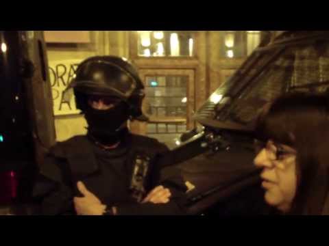 A un quart de quatre de la matina, els mossos desquadra per ordre de Dídac Ramírez entraven al rectorat de la UB, per tal de desallotjar alumnes, professors i interins que es concentraven dins.Els estudiants expliquen l·agresivitat policial i ens en parlen.