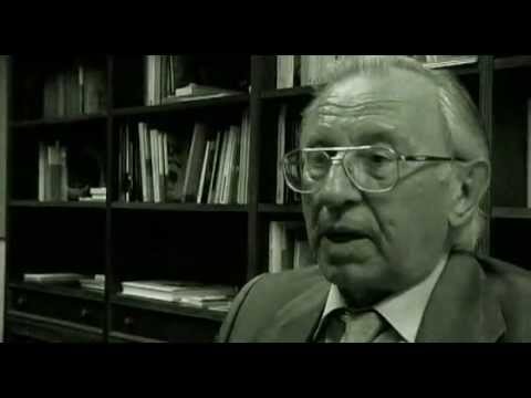 Del Roig al blau. La transició valenciana (2004) és un documental sobre la transició espanyola al País Valencià entre als anys 1975 i 1982, des de la mort de Francisco Franco fins a l'aprovació de l'Estatut d'Autonomia. S'hi relata les grans manifestacions, les primeres eleccions, i la que s'anomenarà Batalla de València, a partir d'entrevistes a alguns dels actors polítics i socials que més van intervenir en aquell moment.
<br/>
<br/>El documental naix com a iniciativa del d'un projecte presentat per Albert Montón a l'edició 2001-2002 del Master de Producció i Edició de Continguts Audiovisuals del Taller d'Audiovisuals de la Universitat de València. La idea va despertar interès i el documentalista Llorenç Soler va assumir-ne la direcció i Miquel Francés la producció.
<br/>
<br/>El nom del documental s'agafa d'un llibre d'Alfons Cucó, qui va viure en primera persona molts d'aquells esdeveniments, que posteriorment va analitzar i escriure.
<br/>
<br/>Entrevistats
<br/>-------------------------
<br/>
<br/>Periodistes:
<br/>Juan José Pérez Benlloch
<br/>María Consuelo Reyna
<br/>Rosa Solbes
<br/>
<br/>Creadors:
<br/>Joan Genovés
<br/>Manuel Molins
<br/>
<br/>Músics:
<br/>Lluís Miquel
<br/>Vicent Torrent
<br/>
<br/>Polítics:
<br/>Ricard Pérez Casado
<br/>José María Fernández del Río
<br/>Héctor Villalba
<br/>Xavier Marí
<br/>Vicent Soler
<br/>Josep Guia
<br/>Vicent Alvarez
<br/>Eliseu Climent
<br/>Javier Aguirre de la Hoz
<br/>Pasqual Martín Villalba
<br/>Ignacio Carrau
<br/>Pere Mayor
<br/>Manuel Girona Rubio
<br/>Miquel Ramón Izquierdo
<br/>Francesc de Paula Burguera
<br/>María Dolores García Broch
<br/>Joan Lerma
<br/>
<br/>25:31 «El País Valenciano votó a la izquierda»
<br/>28:07 «Constitución del plenario del País Valenciano»
<br/>44:29 «Hi ha una cosa clara, el blaverisme no ha tingut un intel·lectual de trellat»
<br/>50:57 «En tota la història no hi ha cap senyera que porte el blau»
<br/>1:04:37 «El País Valencià continua a la izquierda»
<br/>1:15:33 «Hoy, día del País Valenciano»
<br/>1:28:40 «UCD acepta Pais Valenciano»<br/>