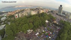 Descripció:Aquí està el meu nou material ·fins a la mort· de Taksim Gezi Parc des de divendres 7 juny 2013. Després de veure a desenes de milers de persones intel·ligents acampar i reunir-se en Gezi Park, vaig decidir nomenar aquest vídeo Till We Die! Com que no van enlloc - no importa què! Aquest vídeo està dedicat a totes les persones de tot el món que lluiten per la democràcia, pau i amor. Espero que ho gaudeixin. 