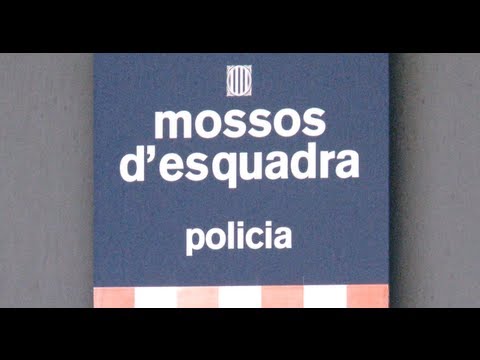 El conegut periodista Bertran Cazorla ha estat retingut durant unes 10 hores pel cos de Mossos d·Esquadra i ha estat víctima d·agressions, insults i amenaces. Més informació: http://setmanaridirecta.info/noticia/...