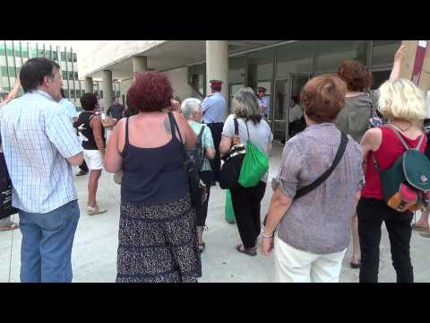 Escarni (·Escrache·) a Boi Ruiz, Josep Maria Pedrosa i demés responsables de la privatització i retallades a la sanitat pública. Jornada de presentació de l·informe de resultats del 2012 als àmbits hospitalari i sòciosanitari, a l·auditori Axa, Av. Diagonal, 547.