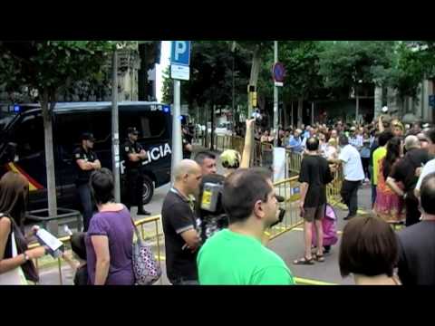 Centenars de persones s·han concentrat el 14 de juliol davant la delegació del govern espanyol a Barcelona per exigir la dimissió de Mariano Rajoy. La protesta ha estat convocada espontàniament per la Plataforma d·Afectats per la Hipoteca, arran de les últimes revelacions que impliquen directament al president espanyol en la trama de corrupció del tresorer del PP, Luis Bárcenas. La portaveu de la PAH, Ada Colau, ha llançat un tweet convocant la protesta, que de seguida s·ha estès per les xarxes socials amb el lema #FemForaLaMàfia. A la protesta s·han sumat diferents persones i col·lectius, que han anat estenent la convocatòria per les xarxes socials. També s·han convocat protestes a altres ciutats com Madrid, amb el lema #JaqueAlGobierno.Després de més d·una hora davant la delegació del govern, la marxa s·ha dirigit fins a la seu del PP, al carrer Urgell de Barcelona. Al final de la manifestació s·ha decidit convocar protestes cada dia a les 19h davant la delegació del govern.