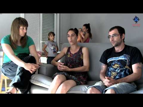 Famílies empobrides amenaçades de perdre els nens: - 1 - El cas de la Miriam i en Josep de BlanesSegons la Miriam i en Josep, els Serveis Socials de Blanes els han advertit que de caure en la pobresa extrema, els podrien prendre els fills. Segons aquesta parella - molt preocupada pels seus fills i la integritat familiar - primer els van dir que de continuar vivint en el pis on s·estan -- okupat a ·l·honrada Bankia·-, els podrien prendre els fills. Desprès els van assegurar que ni el pis, ni el fet de no disposar d·aigua -- de propietat municipal i administrada per una empresa concessionària que els hi ha tallat -- NO serien motiu suficient per prendre·ls-hi (els fills), però sí que ho seria caure en la ·pobresa extrema·. Resulta que en cap cas la DGAIA, la Direcció General d·Atenció a la Infància i l·Adolescència, contempla com a maltractament la pobresa ni per suposat la pobresa extrema. Per què doncs, se·ls adverteix emprant arguments mai contemplats per l·administració: classisme, discriminació?