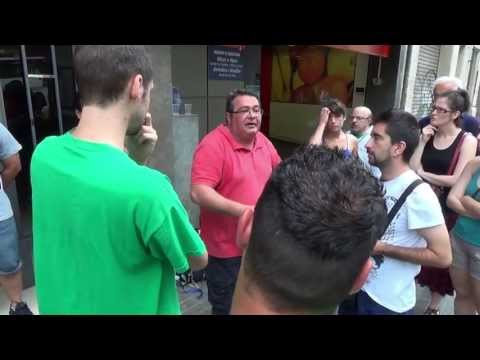 Acció contra el 2on intent de desnonament de Adama, Idrissa i els seus dos fills petits.Van estar enganyats per la propietat i ni els serveis socials ni l·oficina d·habitatge els hi ha donat cap solució.Només demanen una vivenda que puguin pagar.Acció convocada per l·associació 500x20, Papers Per Tothom i l·Assemblea 15m de Sants/Les Corts.