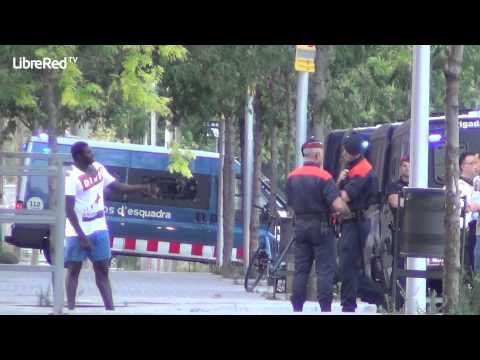 Un gran dispositiu policial ha desallotjat aquest dimecres 24 de juliol una nau industrial al barri del Poblenou on vivien i treballaven més de 300 persones.