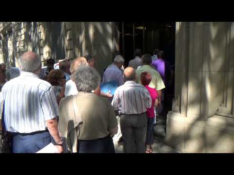 23 de juliol del 2013. Registre dels Jutjats del Social, Ronda de Sant Pere, 41, Barcelona.
<br/>Segona presentació collectiva, al Registre dels Jutjats del Social, de les demandes contra les denegacions, per part de l'INSS, de les reclamacions de la revalorització de les pensions del 2012.
<br/>
<br/>TENIM DRET A L'ACTUALITZACIÓ DE LES PENSIONS!
<br/>Les persones pensionistes tenim dret a la revalorització anual de les pensions en funció de l'evolució de l'Índex de Preus al Consum (IPC) de manera que no perdem poder adquisitiu. Així ho determina, de forma nítida i precisa, la Llei General de la Seguretat Social.
<br/>El 30 de novembre de 2012 el govern espanyol va aprovar un Reial Decret que deixa sense efecte, per a l'any 2012 i 2013, la revalorització de les pensions contributives -per jubilació, incapacitació, viduïtat i orfandat- que afecten més de vuit milions de persones.
<br/>Encara que entra en vigor l'1 de desembre, l'executiu espanyol decideix situar-se en la més flagrant il·legalitat en aplicar-lo de manera retroactiva per a tot l'any 2012.
<br/>D'aquesta manera el 2012 les pensions només es van incrementar un 1%, molt lluny del 2'9% que hauria estat necessari per compensar l'increment de l'IPC. Aquesta diferència, la que va de l'1% al 2'9% del període comprès entre gener i novembre de 2012 és la que volem reclamar i la que ens han de pagar per llei a tots i totes les pensionistes.
<br/>
<br/>EL 26 JUNY SEGUIM RECLAMANT LA REVALORACIÓ DE LES NOSTRES PENSIONS COL·LECTIVAMENT
<br/>Contra aquesta situació evidentment injusta i de vulneració dels nostres drets, pensionistes, associacions de veïns, l'Assemblea 15-M de Sants i diversos col·lectius del barri hem decidit continuar organitzats i posar en marxa una segona campanya de reclamació de les pensions. Els objectius de la campanya són seguir denunciant l'atac a les pensions, continuar facilitant a totes les persones afectades els escrits de reclamació, de forma gratuïta, i organitzar un 2n LLIURAMENT COL·LECTIU pel proper 26 DE JUNY A LES 11H, a l'Institut Nacional de la Seguretat Social (INSS), C / Numància, 23, Sants, Barcelona.
<br/>VINE I PARTICIPA, OMPLE LA TEVA RECLAMACIÓ
<br/>TOTS ELS DILLUNS A LES 19H ASSEMBLEA DE PENSIONISTES I ASSESSORAMENT COL · LECTIU amb el Col·lectiu Ronda, al Centre Social de Sants (C / Olzinelles, 30.)
<br/>Els ESCRITS DE RECLAMACIÓ els podeu trobar al Centre Social de Sants o bé descarregar-los a: <a href='http://salvemlespensions.wordpress.com' target='_blank'>http://salvemlespensions.wordpress.com</a> (bloc de la campanya) o <a href='http://www.cronda.com' target='_blank'>http://www.cronda.com</a> (Col-lectiu Ronda).<br/>