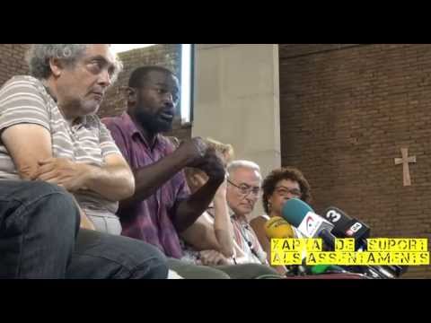 Aquesta matinada, a prop de les 6 hores, un fort desplegament policial ha acordonat els carrer adjacents de la nau situada al carrer Puigcerdà 127 per procedir al posterior desallotjament a les 8 hores. En aquell moment, dins de la nau hi havia un nombre important de persones que s·hi havia quedat al no disposar d·un sostre on reallotjar-se a partir d·aquesta nit. El desallotjament s·ha produït sense cap enfrontament, però sí amb molta tensió. Davant d·aquest fet, des de l·Assemblea Solidària Contra els Desallotjaments volem denunciar:&#61692; Ha estat un desallotjament policial i no social, en tant que les persones no disposaven en el moment de produir-se d·una alternativa a la seva problemàtica d·habitatge, papers i feina.&#61692; Tot i que l·abandonament de la nau ha estat pacífic, tal i com s·havien compromès els i les habitants de la nau, constatem l·incompliment de la promesa de l·Alcalde de Barcelona, Xavier Trias, de que ·ningú es quedaria sense sostre·, tingués o no papers. A més, l·estret marge de temps ha impossibilitat poder desenvolupar els tràmits necessaris per aconseguir papers (tot just en marxa) i concretar els dispositius d·inserció laboral contemplats en el Pla d·Assentaments de l·Ajuntament.&#61692; El dispositiu de Serveis Socials s·ha limitat a realitzar una primera i improvisada atenció a les persones que sortien de la nau, facilitant als que volguessin una estada a un alberg d·entre tres i vuit dies, i tiquets de menjar. Aquest fet segueix en la línea de la profunda ineficàcia de l·Ajuntament en matèria d·habitatge. Que nosaltres tinguem constància, fins ahir al vespre només hi havia 15 persones de la nau re ubicades en pensions i albergs, una dada del tot insuficient tenint en compte que disposem d·un cens amb 340 persones necessitades d·un habitatge. D·altra banda, ens consta que la Creu Roja ha negat l·atenció a una família romanesa sense que ens hagin explicat raons convincents.&#61692; Prèviament a l·execució del desallotjament, s·han detingut dues persones de la nau mentre miraven la possibilitat d·ocupar un altre espai per no quedar-se al carrer, i encara resten a Comissaria. També s·ha desallotjat la nau del carrer Pere IV, on vivien unes 30 persones.Per aquests motius, l·Assemblea Solidària Contra els Desallotjaments continuarem treballant en la lluita pel dret d·aquestes persones a una digna. Volem deixar clar que en cap moment hem anunciat una nova ocupació com alternativa de lluita. Assemblea Solidària Contra els Desallotjaments