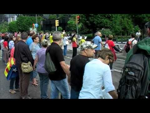 Dins del marc de la cadena humana que l'Assemblea Nacional Catalana (ANC) ha organitzat l'11 de setembre, el Procés Constituent, amb el suport d'ICVEUiA i moviments socials, ha convocat una acció per encerclar La Caixa. L'objectiu ha estat assenyalar als culpables de la crisi i de les retallades socials. D'aquesta manera es vol defensar tant els drets socials com els nacionals.
<br/>
<br/>Abans de la cadena humana s'han fet una sèrie de parlaments, entre els quals el d'Arcadi Oliveres, un dels impulsors dels Procés Constituent.<br/>