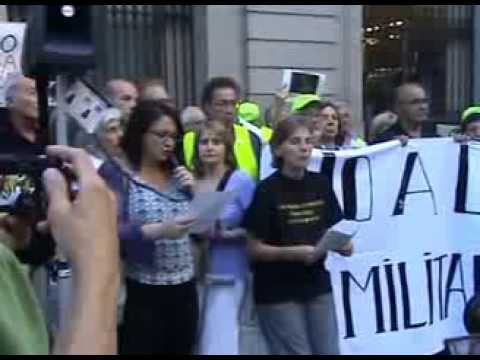 Centenars de persones han participat aquest dilluns 9 de setembre a la concentració contra la guerra a Síria que s·ha fet a la plaça de Sant Jaume. En acabar, els organitzadors han animat els assistents a participar en noves concentracions si els bombardejos anunciats pels Estats Units acaben produint-se.