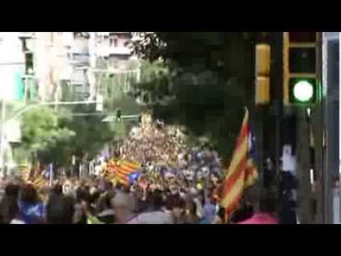 A la cruïlla entre Sants, Portbou i Sugranyes alguns minuts després de la Giga-Foto hi havia aquest ambient. La carretera de Sants plena. Es veia una continu de gent en direcció a Plaça Espanya, i també en direcció a Collblanc.Molt alegre i emocionant. I vist ara amb tranquil·litat, és clar que ha estat un acte de gran potència. Avui s·ha donat un altre pas.