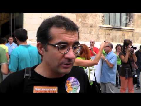 Centenars de persones s·han manifestat als carrers de València en solidaritat amb la vaga indefinida iniciada pels docents de les Illes Balears.