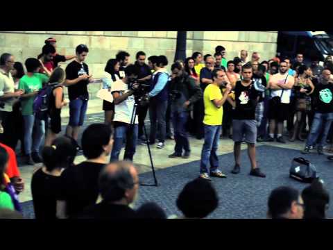 Dilluns 16 de setembre, a Barcelona, i arreu dels Països Catalans, es van realitzar diverses mobilitzacions en suport a l·inici de la Vaga Indefinida dels i les docents a les Illes. En el vídeo podeu veure les imatges de la concentració realitzada a Plaça Sant Jaume de Barcelona. Informació per donar suport a la vaga: http://www.sindicatcos.cat/index.php/item/2076-solidaritat-i-suport-a-la-vaga-indefinida-docent-a-les-illes