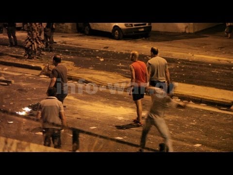 Un grup d·agents de paisà llançar pedres contra els antifeixistes durant una manifestació per l·assassinat de 34 anys músic per un membre del partit neonazi Alba Daurada.