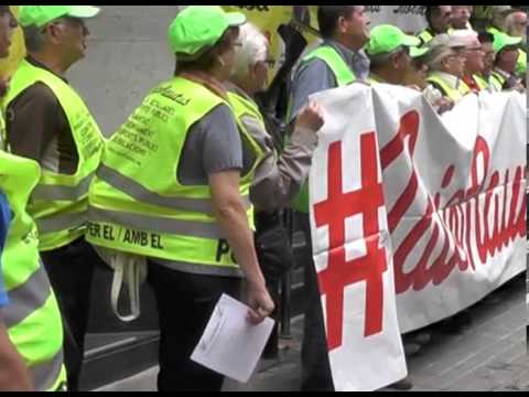 Els Iaioflautas s·han manifestat, el 30 de setembre, a la seu de la Direcció Provincial de la Seguretat Social al carrer Sant Antoni Maria Claret, a Barcelona, per protestar contra la retallada de les pensions anunciada pel Govern del Partit Popular.