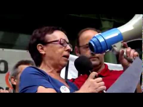 Un altre vídeo de la protesta contra la privatització de l·Hospital Clínic. Salvem l·Hospital Clínic de la privatització. (10/10/2013) Via Pato. Aquest ve de la mà de VideoPoblenou.El Govern de la Generalitat ha decidit rebaixar el pressupost de l·Hospital Clínic del 2013 en 17,5 milions d·euros. Això suposa el tancament de més de 70 llits, l·activitat de quiròfans i l·acomiadament de personal. Aquests diners aniran a parar a l·entitat que gestiona l·Hospital del Sagrat Cor, on s·enviaran els malalts de ·baixa complexitat· que fins ara s·atenien al Clínic.Aquesta empresa és IDC Salut, abans Capio, entitat privada amb ànim de lucre, en realitat el fons de capital risc CVC Capital Partners, que casualment i coincidint amb les retallades dels centres públics dels últims anys, ha experimentat un gran increment d·activitat contractada amb diners públics.Aquesta mesura afecta una gran part de la població de Barcelona, en concret unes 547.573 persones que estan assignades a l·Àrea Integral de Salut Barcelona Esquerra, i també a la població de Catalunya que té l·Hospital Clínic de Barcelona com un referent sanitari públic de prestigi. Una vegada més es prenen decisions sense cap explicació ni justificació, sense debat públic i sense informar els afectats.Fa temps que sabem que s·està duent a terme un procés privatitzador dels serveis sanitaris i dels serveis públics en general. Procés que fins ara es portava a terme de forma encoberta i opaca amb l·argument de desenvolupar un model diferent propi, el famós ·model sanitari català·, que cada vegada s·assembla més al model privatitzador madrileny i de la resta de l·Estat.Considerem que no s·han de destinar diners públics a entitats privades amb ànim de lucre que actuen per obtenir beneficis i que no garanteixen una assistència de qualitat, ja que a la part que s·ha de destinar a assistència se li resten els guanys empresarials. Volem participar i que ens consultin abans de prendre decisions que ens afecten: també en aquest tema volem tenir el dret a decidir!La Federació d·Associacions de Veïns i Veïnes de Barcelona considera que aquesta decisió perjudica greument gran part de la població de Barcelona i va en contra del sistema sanitari públic, universal i de qualitat que defensem.Per tot això, fem una crida a totes les entitats i persones a defensar el sistema sanitari públic, a lluitar conjuntament per tal de revertir totes les mesures privatitzadores i a exercir una oposició activa, negant-nos a ser atesos en entitats privades.SALVEM EL CLÍNIC!+ info: L·HOSPITAL CLÍNIC EN LLUITA