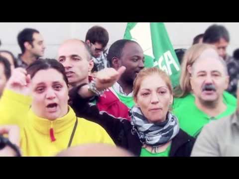 [La Directa 16/10/13] El Tribunal Europeu de Drets Humans d·Estrasburg va acordar ahir aturar el desallotjament del bloc ocupat per la PAH a Salt. En una resolució comunicada avui donen 10 dies al govern espanyol perquè informi de les mesures que garantiran el dret a l·habitatge de les 43 persones que hi viuen en cas de fer-les fora.