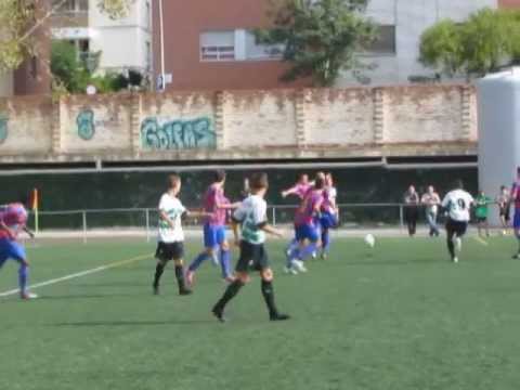 Competició: Segona Catalana Grup 2, Jornada 7Col·legiats: Francesc Girbau Llistuella. Joan Méndez Mateo, Sergi Asensio Alba.Equips:U.E. Sants Titulars: Carlos, Freixi (Pardo 77·), Castillo, Aleix, Arbulu (Marcos 77·), Avilés, David, Navarro (Picolo 77·), Peque (Gala 60·), Jordi(Guerrero 86·), Samu.U.E. Sants Suplents: Sergio, Alex U.E. Sant Juan At. de Montcada Titulars: Adri, Edgar, Porcel, Vasco, Joan Camí, Rafael José González, Sergio (Gerard González 77·), Casals (Javi Álvarez 51·), Nil (Eric Yañez 68·), Baena (Juan José Moreno 89·), Emmanuel (Vicente Mayor 68·).U.E. Sant Juan At. de Montcada Suplents: MarcGols: 0-1 Baena (57·), 1-1 Avilés (87·)Primer empat del Sants en aquesta lliga. Els primers compassos del partit han estat igualats, però enseguida el Sants s·ha posat a tocar la pilota que tants bons resultats li ha donat fins ara, mentre els de Montcada s·han tancat, jugaven a pilotades per muntar la contra, i sobretot jugaven molt al limit de la infracció amb estrebades, puntades, pèrdues de temps,... que poc a poc han anat embrutant i embossant el partit.La falta de punteria i el joc travat han fet que la primera part acabés sense gols i la segona ha començat igual. En el minut 57 una d·aquestes pilotades cap endavant l·aprofita Baena per fer una bona jugada per banda i sembla que, mig errada mig encert, fa que el seu xut acabi a la xarxa.Llavors han arribat els nervis dels santsencs per remuntar un resultat injust, mes l·estona que necessiten els jugadors de refresc que entren per centrar-se, ha fet que arribéssim al final del partit amb el marcador en contra, amb nervis al camp i molts mes nervis fora del camp. I no estat fins a tres minuts pel final que en una pilota mal rebutjada per la defensa de Montcada, la recupera Gala que fa una gran centrada i la posa al cap de Avilés que entrava de segona línea.L·empat no era just, però era el millor resultat possible, i ja semblava que res mes havia de passar, però encara hem estat a temps per veure una entrada desproporcionada a Carlos que li ha suposat la segona groga per Vicente Mayor, i una jugada mes tard una falta al mig del camp de Picolo li ha suposat una vermella directe possiblement massa sanció per la falta comesa.I la conseqüència de embrutar tant el joc durant tot un partit s·ha convertit en una indesitjable tangana, que sembla que ha començat Castillo i en la que s·ha vist embolicat jugadors i public de tots dos equips. Així que un bon punt amb mal regust i ja veurem si no hi ha sanció. + info: UESantsFan - U.E. Sants 1 - U.E. Sant Juan At. de Montcada 1