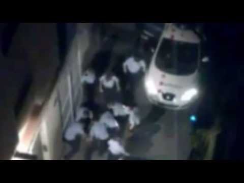 La nit del passat 5 d·octubre, al carrer de l·Aurora, Juan Andrés Benitéz Álvarez va morir apallissat en mans dels mossos d·esquadra.Fins a la difusió d·aquest vídeo la versió dels mossos d·esquadra apuntava a una mort sobtada mentre va ser reduit, Després d·aquestes imatges queda clar que fins a onze agents per activa o por passiva van apallissar i encobrir la mort de Juan Andrés.Davant d·aquests fets tan extremadament greus:1&#8594; Constatem que en aquests moments tenim 11 agents culpables de l·assassinat d·un veí lliures i amb placa a la ciutat de Barcelona. Que Aquests agents actuaven i actuen sota la responsabilitat del conseller d·Interior Ramon Espadaler i el director de policia Manel Prat.2&#8594; Que aquests fets no són puntuals, tot el contrari, ja fa temps que al Raval es produeixen pallisses i vexacions, conductes pròpies de sistemes dictatorials i feixistes: neteges socials contra prostitutes, gais, immigrants i joves del barri3&#8594; Que en aquest moment no hi ha cap comunicat de cap institució del govern de Catalunya que condemni ni prengui cap mesura per l·assassinat de Juan Andrés Benitex Alvaréz.EL SILENCI ÉS COMPLICITAT