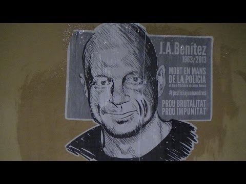 0-10-2013. Barcelona, Barri del Raval.Escarni a la regidora de Ciutat Vella, Mercè Homs per la mort de Juan Andrés Benítez a mans dels Mossos d·EsquadraEscarni per demanar explicacions als responsables polítics de la mort de Juan Andrés, veí al barri, després de rebre una brutal pallissa a mans de Mossos d·Esquadra.Perquè com veïnes i veïns del Raval entenem que els representants municipals són els responsables polítics d·aquesta mort, de la persecució a les veïnes i de la seva criminalització amb ordenances que fomenten els abusos policials. Aquesta actuació política té com a  finalitat netejar el barri per a dedicar-lo a usos turístics. L·intent de gentrificació del barri és ben evident amb l·aprovació del Pla d·Abusos de Ciutat Vella i de les polítiques aplicades que estan sent demolidores per als més vulnerables.Callen com a putes perquè tenen molt a amagar, ara que les putes del Raval no callen i s·organitzen com Putes indignades i surten al carrer a exigir els seus drets.