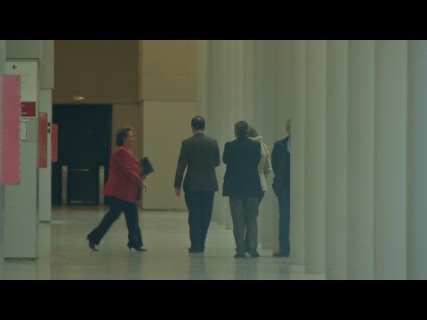 Rita Barberá desobeeix el jutge degà de València per burlar els ·indignats· a l·arribar al jutjat.L·alcaldessa de València , Rita Barberá , ha aconseguit avui esquivar les desenes d·indignats que l·esperaven a les portes de la seu dels jutjats de la capital valenciana a l·accedir per una porta del darrere a l·òrgan jurídic, on ha acudit a declarar com testimoni en el marc del ? ·cas Nóos· ? . Desobeeix així una ordre expressa de del jutge degà de València perquè accedís per l·entrada principal . Francesc Camps, expresident valencià , s·ha acollit a realitzar una declaració per escrit , per al que el fiscal ja ha lliurat les preguntes que haurà de contestar demà .Barberá va evitar igualment d·aquesta manera que la seva imatge fos captada pels nombrosos mitjans de comunicació que l·esperaven a la porta principal de la Ciutat de la Justícia de València .L·alcaldessa va accedir cap a les 11.30 hores als jutjats per una de les portes posteriors . A l·òrgan jurídic es pot accedir, a més de per la porta principal , pels garatges , pel jutjat de guàrdia o per l·Institut de Medicina Legal .Desobediència de l·ordre del jutge degàLa testimoni va fer aquest floreta tot i que el jutge degà de València, Pedro Viguer , havia donat instruccions perquè accedís per la porta principal com qualsevol altre ciutadà . Viguer comunicar aquesta decisió a la Policia Nacional , la Guàrdia Civil ia la Gerència de la Ciutat de la Justícia .L·alcaldessa de València , Rita Barberá , ha abandonat poc després de les 13.30 hores la Ciutat de la Justícia de València on ha declarat en qualitat de testimoni durant prop mica més d·una hora davant el jutge instructor del cas Nóos , José Castro , per respondre pels contractes signats amb Iñaki Urdangarin i Diego Torres per celebrar tres jornades de les trucades València Summit a la ciutat entre 2004 i 2006 , a raó de 1.044.000 euros cadascuna .El col · lectiu mans netes evidència com l·alcaldessa de València menteix als periodistes al donar una versió totalment diferent del que li ha dit al jutge Castro .La portaveu del col · lectiu explica com Rita Barberá deia no recordar cap reunió fins que les evidències aportades en forma de prova pel jutge Castro li obligaven a reconèixer aquestes reunions mantingudes . Malgrat tot , l·alcaldessa ha negat aquestes reunions als periodistes , al · legant que només va tenir una trobada .Així mateix ha dit als periodistes que les propostes d·Iñaki Urdangarín eren només idees a les que els faltava concreció .