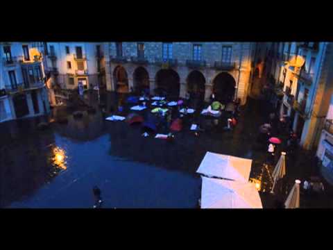 Unes 25 tendes es van plantar ahir a les portes de l·Ajuntament per «fer pressió» davant del judici per al desallotjament. L·Ateneu popular La Sèquia va acampar ahir a la tarda a les portes de l·ajuntament de Manresa per «fer pressió» davant del judici que tenen per l·ocupació de l·antiga residència d·avis de les Germanes Josefines. Segons els manifestants, tenen intenció de fer nit i dia a la plaça Major fins a la celebració de la vista, aquest divendres.Les xarxes socials van ser les primeres en anunciar que l·Ateneu la Sèquia dormiria a la plaça per aturar el desallotjament. L·etiqueta #NoEnsFaranFora dels tuitaires sumava en poc més de tres hores més de 40 seguidors, així com múltiples imatges dels protestants muntant les tendes de campanya o resguardant-se de la pluja sota els porxos del consistori.