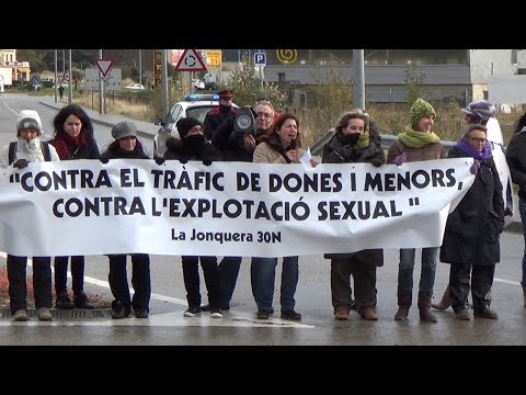 Acció a la Jonquera: Contra el tràfic de dones i menors, contra l·explotació sexual.Plataforma Catalana pel dret a NO SER prostituïdesEls nostres cossos no són mercaderies !REIVINDIQUEM : La supressió de tota forma de repressió contra les persones prostituïdes. La regularització de les persones immigrades prostituïdes, sense obligació de denúncia de les xarxes de proxenetes o traficants. Una legislació que permeti lluitar efectivament contra el tràfic i l·explotació sexual i que responsabilitzi els ·clients prostituïdors·, declarant la compra de favors sexuals com una violència de gènere. Polítiques alternatives, oferint suport jurídic, assistencial, formació professional i accés als serveis socials a les persones en situació de prostitució, amb l·objectiu d·ajudar totes les qui ho desitgin a sortir-ne i accedir a una feina digna. Educació escolar, així com formació de les administracions públiques, justícia i policia, en valors igualitaris i no sexistes.http://www.donesdenllac.org