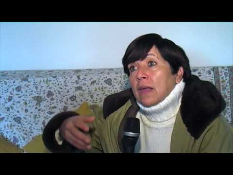 Doris i Bushra, habitants del Bloc de pisos ocupat - alliberat - de Salt, expliquen per què rebutgen el contracte temporal d·ús que els ofereix la Generalitat.Desitgen, si fos possible, continuar en el bloc o, si no que els ofereixin un bloc de pisos alternatiu on puguin continuar vivint juntes i explorant experiències - molt positives - de vida en comú. Compartir els escassos recursos de què disposen els ha permès suportar la dura vida quotidiana amb dignitat i no volen perdre. Separar les famílies significaria perdre la comunitat i totes les experiències de vida - nova economia - que han explorat practicat i compartit no només internament sinó també amb els ciutadans de l·exterior: intercanvi, barata i valor del treball - de les coses - com a forma de substituir els diners - preu - imposat pel mercat: ·arregla·ns - el pèl, els estris - i emporta·t el que necessitis de l·hort o deixa·ns els nens...