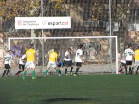 Camp de L·Energia (03/11/2013 12:00)Competició: Segona Catalana Grup 2, Jornada 12Bon partit del Sants, en el que ha tingut que patir degut a una desconnexió que ha tingut durant un minut.Les dues parts han estat completament diferents, la primera molt tranquil.la i la segona molt moguda. Els primers minuts del partit han estat del Badía, fins que el Sants s·ha col·locat al camp i en el segon atac verd-i-blanc Navaro feia el primer gol. La resta de la primera part ha continuat amb domini compartit, però cap dels equips ha vist porta.La gent a la mitja part patia per un resultat massa ajustat, però no s·imaginaven tot el que estava per vindre. La segona part ha tingut quatre punts claus.La segona part ha començat com ha acabat la primera, llavors en el 53 després de un remat de cap del Badía al travesser, el Sants munta una ràpida contra on Sumarroca molt mes ràpid que els defenses marca el 2 a 0.En el minut 57 Marcos perd una pilota al mig de camp, que provoca una contra del Badía i el gol de Mateos. Treu el Sants la pilota de mig camp, la roba el Badía i Mateos fa l·empat.El Sants poc a poc pren el domini del joc, comença ha arribar amb insistència i així Peque en el 71 posa la pilota a l·escaire amb molta potencia i qualitat.L·últim punt clau ha arribat en el 80, quan després de una tangana, el Sants s·ha quedat amb deu per l·expulsió amb vermella directa de Picolo. A partir d·aquí e Sants li ha faltat paciència però ha aguantat, però el Badía en lloc d·atacar ha començat a protestar-ho tot, dos jugadors han estat expulsats estant a la banqueta i en la ultima jugada del partit el defensa Samu fa caure al davanter Samu, essent el últim defensa i es queden tots dos equips amb deu. Només ha quedat temps per que Castillo del xut de la falta poses la pilota al travesser.Tret del temps entre els minuts 57 i 58, el Sants ha fet un bon partit que el col·loca tercer de la lliga.+ info: http://uesants.blogspot.com.es/2013/12/ue-sants-cd-badia-del-valles.html