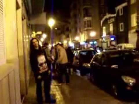 Ara fa 6 anys que un grup d·energúmens de l·entorn del GAV va rebentar la conferència d·Èric Bertran al Casal Jaume I de Sueca al crit de ·Puta Catalunya·, insultant els assistents i provocant algunes destrosses al local, tal i com van denunciar els assistents a l·acte. La Policia Local va identificar alguns dels assaltants i ACPV, gestora del Casal, va denunciar-los. La justícia, una vegada més, va permetre que l·acció dels feixistes quedès impune una vegada més, una sentència que els ultres van celebrar.Hui hem volgut rescatar aquest trist episodi de violència, habitual malauradament al País Valencià des de la Transició, i preocupant quan constantment aquestes accions queden sempre impunes. El vídeo parla per si mateix, i és una prova que la violència feixista al País Valencià no és cap fet aïllat i que porta molts anys gaudint d·una inexplicable impunitat que dóna ales als violents per tornar a actuar.+ info: http://www.antifeixistes.org/7042_video-de-latac-violent-del-gav-al-casal-jaume-i-de-sueca-lany-2007-que-va-quedar-impune.htm