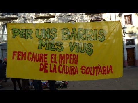 14-12-2013. Plaça d·Osca. Sants. Barcelona.Intervenció dels veïns de Sants per transformar les horribles cadires solitàries que va posar l·ajuntament, malbaratant els diners públics, en bancs on les persones puguin estar amb les persones.Per una Barcelona per les persones!