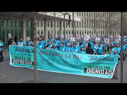 Barcelona. 17-12-2013. Telefónica reprimeix als treballadors amb denúncies penals. Els treballadors fan vaga i una flashmob davant dels jutjats en recolzament als seus companys.