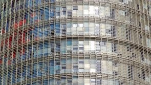Una mirada crítica a la ciutat contemporània des de la transformació de Can Batlló i l·evolució del Model BarcelonaGuió: Panóptica/LaColRealització: Panóptica/LaColEdició: PanópticaAssistents d·edició: LaColMescla de só: Francesc Gosalves (RecLab)Veu en off: Arnau AndrésRetoc de color: Gema BrionesFotografies Can Batlló: Xavi CorbellaMúsica: Diversos Artistes (freemusicarchive.org)Imatges d·arxius: Archive.orgGènere: DocumentalDuració: 64·Idioma original: Català