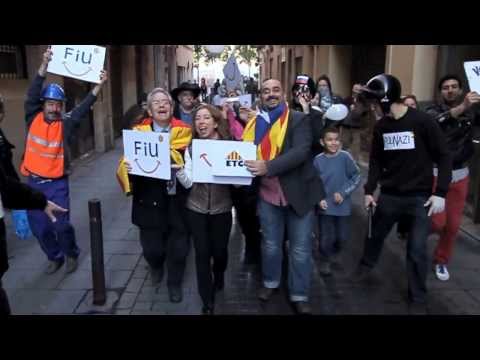 Aquest 28 de Desembre, dia dels innocents, els veïns i veïnes del Raval hem decidit reunir-nos per assenyalar als culpables.Com deveu recordar, el mateix dia que es va pintar el mural en memòria de Juan Andrés Benítez vam gravar un  vídeo-escrache-musical en honor a la nostra regidora de Ciutat Vella, la Mercè Homs.En ser aquest vídeo una cosa del barri i pel barri, teníem ganes de poder veure el vídeo tots junts, amb els veïns i veïnes; és per això que ens hem reunit a la Casa de la Solidaritat per presentar-lo i riure tots plegats mentre preníem un bon vermouth de la casa: com era d·esperar els beneficis son per poder seguir cobrint les despeses de l·acusació popular contra els assassins de Juan Andrés Benítez.Però el Lip Dub que presentàvem no ha estat l·únic vídeo del que hem pogut gaudir. Després d·una presentació per part de l·Iñaki, hem començat l·acte amb el vídeo de CiU que la mateixa Mercè Homs va protagonitzar i que ha provocat una barreja d·estupefacció, incredulitat i una potent xiulada general. Tot seguit hem rigut de valent amb l·escrache-musical; i finalment hem viscut un moment emocionant amb el videoclip del ·Colectivo la Llama·, una nova generació d·artistes del barri que també han estat presents a l·acte i amb qui hem pogut parlar del seu projecte.Per últim només convidar-los a que compartiu i difongueu el vídeo tant com pugueu. No us el quedeu per vosaltres, que tothom el pugui gaudir!