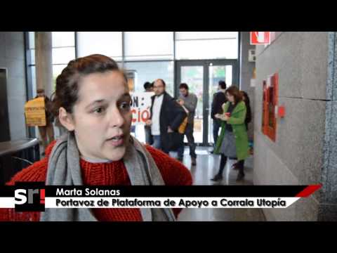 La Plataforma de Apoyo a la Corrala Utopia , integrada per diverses organitzacions polítiques i socials , porta concentrada a la Consejería de Vivienda de la Junta de Andalucía des de les 10 del matí. Al crit de ·hi ha solució , expropiació· i ·sí, es pot però no volen· unes deu persones han ocupat la planta baixa de la Conselleria per exigir un solució a la problemàtica de les famílies que conformen la Corrala Utopia.·Ja hi ha hagut tres reunions en els últims mesos i no ha servit per a res·, declara Marta Solanas, portaveu de la Plataforma de Apoyo a la Corrala. Solanas ha comentat també la necessitat d·exercir pressió de cara a la taula de negociació de demà , per tal de trobar un acord favorable i definitiu per a les famílies afectades . D·aquesta manera s·evitarien el desallotjament imminent que ja ha estat tramitat judicialment .·Volem que Ibercaja posi sobre la taula un acord significatiu , com ara el lloguer de l·edifici a un preu assequible per a les famílies · va afirmar la portaveu. La Plataforma de Apoyo a la Corrala també ha demanat a la Conselleria d·Habitatge, de manera urgent, que es restableixi el subministrament d·aigua i llum a l·immoble.A la tarda, la consellera d·Habitatge de la Junta d·Andalusia, Elena Cortés, ha mantingut una breu reunió amb els concentrats a l·interior de la Conselleria. Segons ha afirmat Marta Solanas, la consellera es va mostrar enfadada en conèixer la notícia que pretenien ocupar l·edifici durant la nit, a més va afegir que l·expropiació no entrava en els seus plans ja que· això seria donar-li més beneficis a la banca·. ·El pla que proposen des Habitatge és pressionar Ibercaja perquè cedeixi l·edifici a les famílies de la Corrala, i si es neguen, seguir pressionant· ha comentat Solanas, que creu que aquesta postura no solucionaria res si el banc decideix no cedir el edifici. Segons la portaveu de la plataforma, Cortés s·ha acomiadat d·ells després del breu trobada no sense abans dir-los que a la Conselleria ·es trobaven a casa·.La plataforma es planteja seguir amb la tancada fins a la taula de negociació que la Corrala Utopia mantindrà amb Ibercaja demà divendres, i podrien prolongar fins dissabte si no arribessin a cap solució .