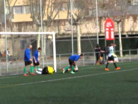 Camp de L·Energia (19/01/2014 12:00)Competició: Segona Catalana Grup 2, Jornada 17Col·legiats: Javier Martín Varas. Sergio Manjón Villazala, Anniel González López.Equips:U.E. Sants Titulars: Carlos, Arbulu, Castillo, Picolo, Marcos (Freixi 80·), Guille, Avilés (Aleix 80·), Sumarroca, Peque, Navarro (Alberto 89·), Samu (Gala (Urrutia 89·) 71·).U.E. Sants Suplents: Sergio.C.D. Carmelo Titulars: Joan, Fran (Samu 45·), Ramón, Carmona, Pedro, Alberto, Tamayo, Lolo (Escarmena 78·), Cardona, Victor, Nabil.C.D. Carmelo Suplents: Toco, Vergés, Mesa.ComentariÚltim i apassionant partit de la primera volta, que ens deixa tercers i a un punt de la promoció. En els primers vint minuts no ha passat res destacable. Domini del joc per part del Carmelo jugant molta estona a camp santsenc. Al voltant del minut vint ha vingut la primera gran oportunitat del partit amb un xut de Samu que ha passat fregant el travesser, contestat un parell de minuts mes tard amb un gran xut al pal del Carmelo.Han començat el intercanvi de jugades però el Sants ha començat a fer-se amb el domini del joc, i han arribat les ocasions. La majoria a peus de Samu que sempre trobava al porter o el pal i un gran xut de Guille amb una bona intervenció del porter del Carmelo. Ja s·acabava la primera part, una pilota refusada cap al mig del camp acaba tornant en forma de ràpida contra per l·equip del Carmelo, al rebre el jugador de banda la gent a reclamat mans que l·arbitre ni el linier han vist, i la seva centrada a acabat dins de la porteria verd-i-blanca, impulsada per Castillo segons el acta.La segona part es resum explicant l·actuació de Navarro. Al minut havia tingut dos oportunitats davant la mateixa ratlla de gol. En els deu primers minuts havia tingut a les seves botes quatre grans oportunitats i havia donat la passada de una cinquena. En els següents vint minuts farà tres gols (minuts 58, 73 i 78) i tindrà dos bones oportunitats mes. I ja en les acaballes del partit rondava per allí quan el arbitre ha assenyalat penal, que ha marcat Peque just després de que Navarro fos substituït amb aplaudiments del public.En quan el Carmelo ha plantejat un partit molt correcte fins al 2 a 1, llavors s·ha produït una tangana i discussions, Samu que acabava d·entrar a la mitja part ha vist la segona groga i ha deixat al seu equip amb deu jugadors sense deixar d·escridassar al arbitre, quan només hi havia un gol de diferencia i encara vint minuts per jugar.Partit en el que es confirmen les bones sensacions en l·equip, de que si juguem a aquest nivell, i ens respecten les lesions i evitem sancions, ens tornarem a trobar amb el Carmelo amb moltes opcions de intentar tornar a primera al final de temporada.+ info: http://uesants.blogspot.com/2014/01/ue-sants-cd-carmelo.html