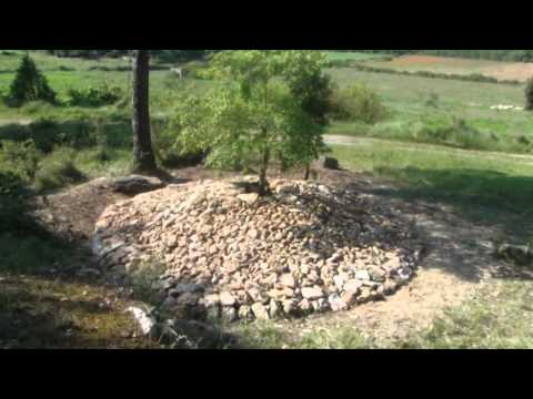 Tabacu-Jazz, Una acció Land Art de pedra seca, producció de Just Films Dos Punts Documentació i Cultura. Happening 2011.Amics de la pedra seca reconstrueixen cabanyes de pastor a Begues, al Garraf. La pràctica de l·ofici es combina amb una jornada popular amb dansa i jazz. Actualment s·està muntant el vídeo del Happening 2013, que va tenir lloc la passada tardor.