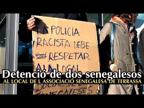 Un grup de senegalesos, molts d·ells membres de l·associació d·aquest país a Terrassa, s·han concentrat davant els Jutjats de la ciutat en solidaritat amb dos compatriotes que van ser detinguts ahir, 11 de febrer, al seu local. Denuncien que ·la policia racista· ha de respectar la seu de l·Associació Senegalesa de Terrassa, on van entrar ahir agents de la Policia Nacional de paisà a la tarda-nit sense ordre judicial i van detenir dues persones, un noi, Talla, que ja ha sigut posat en llibertat, i una noia, que corre el risc de ser deportada directament al Senegal. A hores d·ara els senegalesos i algunes persones que també s·han solidaritzat amb la causa estan concentrats davant els jutjats esperant rebre més informació mentre Marien, la noia afectada, està declarant un cop ja ho ha fet Talla.Tot i ser conscients de la situació d·il·legalitat d·algunes persones que freqüenten el Sunuker, local de l·Associació, membres com Mamadou, amb qui ha parlat InfoTalQual, consideren que no poden tancar la porta a paisans que no tinguin papers ·perquè ens hem de recolzar entre tots. Estem treballant per millorar la nostra situació, per crear llocs de treball mitjançant cooperatives per poder regular la situació dels senegalesos·. Reclamen que la Policia no els persegueixi casa per casa i que no els discrimini demanant-li sempre els papers pel color de la seva pell, que els tractin en igualtat de condicions amb tots els ciutadans i que no aprofitin per detenir-los quan es troben en situacions més vulnerables. Només pretenen poder tenir l·oportunitat de continuar treballant per la integració de la comunitat a la ciutat, motiu pel qual organitzen activitats setmanalment i conferències i simposis per poder conèixer millor la seva cultura. InfoTalQual va visitar-los el passat dissabte, dia en què es va cel·celebrar a Sunuker un simposi panafricanista en homenatge a la figura de Cheikh Anta Diop.Info: http://www.infotalqual.com/ca/terrassa-i-comarca/544-senegalesos-de-terrassa-se-solidaritzen-amb-compatriotes-detinguts-ahir-al-local-de-la-seva-associacio