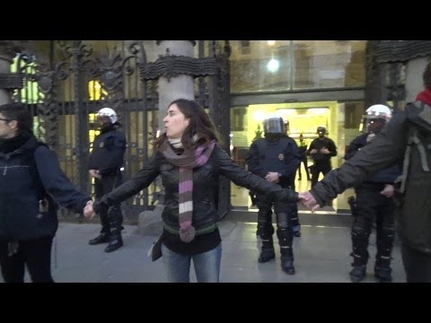 (04/03/2014) Sants. Barcelona.Coincidint amb el Consell Plenari del Districte, la Plataforma de Suport a Can Vies encercla la seu del Districte de Sants-Montjuïc per mostrar el suport al CSA Can Vies i exigir al Districte (responsable de la voluntat política de TMB, en el cas de la demanda a Can Vies) la no execució del desallotjament.http://canvies.barrisants.o­rg