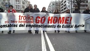 [03/03/14] Desenes de milers de persones han manifestat als carrers de Bilbo (Euskal Herria) el seu rebuig a les polítiques neolliberals de austericidi imposades per la Troica-Banc Central Europeu (BCE), Fons Monetari Internacional (FMI) i Comissió Europea (CE) -, que ·exigeixen enormes sacrificis a les persones mentre ·rescaten· bancs i grans corporacions·, assenyalava una de les participants.Txalaparta -popular-, tema ·Esaidan· -Deabruak Teilatuetan-, tema ·Pakean Utzi Arte· -Hertzainak-http://arainfo.org/2014/03/clamor-popular-en-bilbo-al-grito-de-troika-go-home-contra-las-politicas-neoliberales/