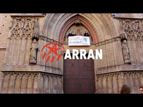 7 de març de 2014Dues joves militants d·ARRAN s·encadenen a la basílica de Santa Maria del Mar A Barcelona per protestar contra la llei antidones del PP i per encoratjar al jovent a mobilitzar-se el 8M, dia de les dones treballadores.