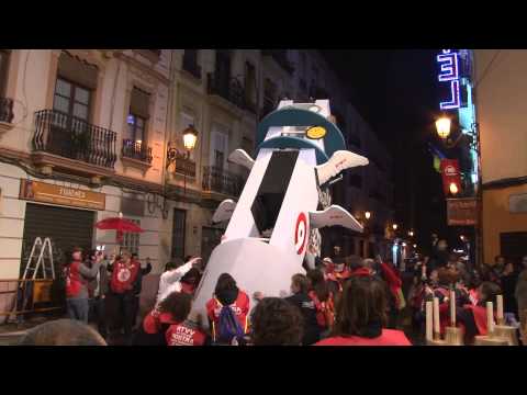 La falla Arrancapins va comptar amb la participació de molts dels treballadors de RTVV, vestits amb els seus jupetins rojos, per a fer la plantà a l·estil més tradicional: ·el tombe·.