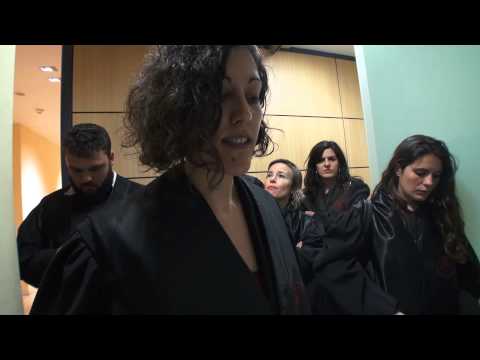 Advocats/des contra la [RE]tallada de drets i llibertats.D·aprovar-se, les reformes legals &#9472; llei de l·avortament , Llei de Seguretat Ciutadana , Codi Penal i Llei d·Estrangeria &#9472; plantejades pel Govern espanyol suposaran un regressiu canvi en l·actual marc de drets i llibertats que ens portaran a donar 40 anys de passos cap a enrere.Es pretén privar les dones del dret a decidir i al propi cos; augmentar de manera arbitrària el poder punitiu sancionador de l·executiu contra les múltiples formes de protesta sorgides des del naixement del 15-M i moviments com la PAH; limitar el dret de reunió i manifestació; convertir en delicte activitats de subsistència com el Top-Manta; introduir la cadena perpètua revisable, així com mesures de llibertat vigilada que s·aplicarien amb posterioritat al compliment de la pena; legalitzar la col·laboració de cossos de seguretat privats amb els cossos de seguretat públics; la legalització de les devolucions exprés de persones migrants, així com un llarg etcètera de retallades de drets i llibertats, que diferents sectors socials i de defensa dels drets humans portem mesos denunciant. La forta oposició no ha aconseguit que es retirin les mateixes, ja que en alguns casos tan sols s·ha aconseguit alguna promesa tímida de canvi de les mateixes.Després de les paraules, els arguments i els posicionaments, un grup d·advocats i advocades hem decidit realitzar aquesta acció simbòlica, que pretén alertar la societat de la transcendència que l·aprovació d·aquestes reformes tindria en el nostre sistema de drets i llibertats, així com sumar-nos a la campanya #desobediencia2014 , que pretén activar un moviment pels drets civils, polítics i sexual - reproductius massiu, basat en estratègies de desobediència civil que frenin aquestes reformes legislatives.#STOPleyABORTO #STOPleyMORDAZA #STOPcodigoPENAL #STOPleyEXTRANJERÍA