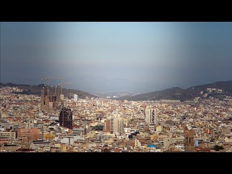 Bye Bye Barcelona és un documental sobre una ciutat i la seva relació amb el turisme, sobre la difícil convivència entre Barcelona i els barcelonins, i el turisme i els turistes. És un documental que exposa, de la mà d·alguns dels seus residents, els greus efectes que té el turisme massiu a la ciutat comtal. És un documental que pots veure sencer, o per capítols i al teu ritme, i que no pretén altra cosa que servir de contrapunt a la tan repetida idea que amb el turisme guanyem tots. Aquest és un documental sobre el que perdem.http://www.byebyebarcelona.comAutor: eduardochibas.esTwitter: @ByeByeBCN# byebyebarcelona