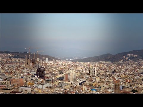 Bye Bye Barcelona és un documental sobre una ciutat i la seva relació amb el turisme, sobre la difícil convivència entre Barcelona i els barcelonins, i el turisme i els turistes. És un documental que exposa, de la mà d·alguns dels seus residents, els greus efectes que té el turisme massiu a la ciutat comtal. És un documental que pots veure sencer, o per capítols i al teu ritme, i que no pretén altra cosa que servir de contrapunt a la tan repetida idea que amb el turisme guanyem tots. Aquest és un documental sobre el que perdem.http://www.byebyebarcelona.comAutor: eduardochibas.esTwitter: @ByeByeBCN# byebyebarcelona