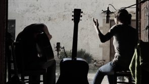 Un dia, mentre estaven de gira en el primer projecte que compartien, Raül Fernández (Refree) li va dir a Sílvia Pérez Cruz: ·després d·això tu i jo no tornarem a treballar junts. Som incompatibles·. Massa caràcter, massa tossuderia a una banda i a l·altra. Va arribar un punt en què no se suportaven. Però Refree i Sílvia Pérez Cruz no es van separar. Al contrari. Perquè es van adonar que el que passava no era que fossin incompatibles, sinó que eren iguals. I per tots dos va ser una revelació.En aquella primera trobada que gairebé va ser l·última, Immigrasons, cantaven cançons populars de Catalunya i l·Argentina. Ara es busquen per gairebé tot el que fan. Repertori propi i aliè, música tradicional i d·autor. Tant és. Ell produeix els discos d·ella, ella canta en els discos d·ell. El Raül diu que no ha conegut mai un altre músic que l·entengui com la Sílvia. Ella diu que la seva connexió amb Refree és una cosa animal, que no la té amb ningú més.Des d·Immigrasons, el 2006, han tingut temps per acostumar-se a això de ·tenir telepatia·, com diu la Sílvia. Però hi ha dies, com el de la sessió que van gravar a La Casa Murada, quan passen coses extraordinàries, que encara s·estremeixen de joia per haver-se trobat.Crèdits:Sílvia Pérez Cruz: veu.Raül Fernández: guitarra. Imatge:Enregistrat per Raimon Fransoy i Xavier Puig a La Casa Murada.Editat per Macià Florit, Raimon Fransoy i Xavier Puig a Elsabeth Produccions.So:Enregistrat per Jordi C. Corchs a La Casa Murada.Mesclat per Jordi C. Corchs a Infusiones Musicales.Text:Roger Roca.Cuina:Societat Cultural i Recreativa ·El Papiolet·.La Casa Murada, Març de 2012.