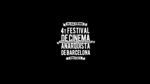 4t Festival de Cinema Anarquista de Barcelona. http://fcab.tkDel 28 al 31 de Maig. A la Casa de la Solidaritat, c/ Vistalegre 15(Raval)No tenim il·lusions: el cinema és sens dubte el pitjor mitjà per difondre el que sigui en temps d·escassa imaginació. És pur oci, mentre que més enllà a l·horitzó treu el cap un guió que ja ens han explicat, un muntatge que ja hem visionat, uns crèdits que ja hem llegit. La realitat fa molt que va superar la ficció i tot sona a un dolent remake (la crisi, els messianismes nacionalistes, les organitzacions formals i informals, la repressió, les velles utopies...), és l·etern retorn. Però hi ha un detall que cada vegada ressalta més en la ·mise-en-scène·: tota la decisió presa per la ciència és determinada (predeterminada) per la lògica financera, per la lògica del domini, i és llavors on l·avenç temporal es transforma en un pervers laberint sense sortida, en un etern travelling de plans contrapicats.Algunxs repetiran: ·Quelcom miraculós urgeix. Quelcom ·impossible··. I per això aquí seguim lxs que formem part d·aquest ·impossible·, d·alguna cosa que també ja és vell, lxs que sabem perfectament que aquest film acabarà malament però que ens reservem per nosaltres els plans zenitals destruint drons pel camí, perquè no ens oblidem dels temps en què els éssers humans sabien volar, molt abans que qualsevol pel·lícula, molt abans que qualsevol Leviatã. I gaudim del present en les nostres clavegueres, a les nostres festes de birra barata, en les nostres cantines de vegetals reciclats, a les nostres biblioteques de llibres mal impresos, en les nostres fires del llibre i en els nostres festivals de cinema, a les nostres zones autònomes possibles i òbviament temporals.