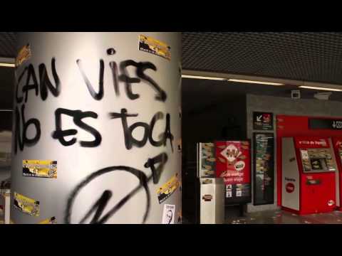 Comunicat del CSA Can Vies:Els Mossos d·Esquadra, complint ordres de l·Ajuntament de Barcelona, estan desallotjant el Centre Social Autogestionat Can Vies, històric edifici okupat des de 1997, exemple de resistència i bressol de lluites. Incapaç d·entendre que existeixen formes d·organitzar-se més enllà de les institucionals, l·equip de Govern de l·Ajuntament, encapçalat pel regidor del districte, Jordi Martí, ha escollit desallotjar l·edifici per fer el que millor saben: buidar-lo de vida, enderrocar-lo i omplir-lo de gris ciment.Tot i que el procés judicial va ser engegat pel propietari de l·edifici, Transports Metropolitans de Barcelona (TMB), tant la interlocució del regidor amb la Plataforma de Suport a Can Vies com les diverses resolucions judicials han demostrat que és l·Ajuntament de Barcelona, propietari últim de TMB, qui decideix sobre el desallotjament que està tenint lloc en aquests instants. És per això que senyalem l·Ajuntament i el Districte com a principals responsables.Davant de les constants mentides de l·Ajuntament, nosaltres sempre hem sigut clares: la nostra aposta és l·autogestió, ni confiem ni creiem en espais tutelats per les institucions on no som nosaltres, que li donem vida, qui decidim. I també vam ser molt clares al dir que defensaríem un espai que, després de 17 anys, ha passat a ser molt més que quatre parets.I ho seguirà sent, perquè això no és un simple recurs retòric. Ara mateix hi ha diverses persones resistint al desallotjament i posant en risc la seva vida. Fem una crida a concentrar-se com a mostra de suport ara mateix a la Plaça de Sants, perquè la nostra força fora és la seva força dins!Igualment us convoquem a una manifestació de rebuig al desallotjament que sortirà aquest vespre, a les 20 hores de la Plaça Joan Peiró, a la sortida de l·Estació de Sants.