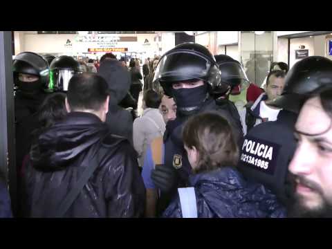 Minuts abans de l·inici de les càrregues l·Estació de Sants de Barcelona, presentava aquest aspecte d·assetjament policial, realitzant registres i privant el pas de la gent.Les imatges estan registrades a l·entrada que dona a la plaça dels Països Catalans.