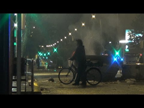 A la concentració a Plaça de Sants, se sumen columnes de molts barris solidaris amb Can Vies. S·inicia una manifestació tranquil·la que ràpidament es dispersada per furgones dels Mossos d·Esquadra que es posen a perseguir a la gent concentrada. Als carrers es creuen contenidors per fer de barricades de defensa.